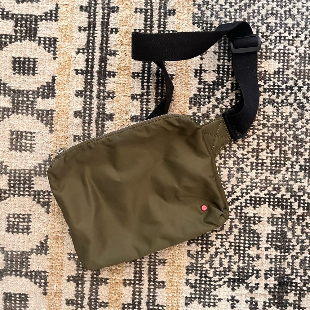 State Lorimer crossbody bag fanny pack olive green GUC so cute for spring!